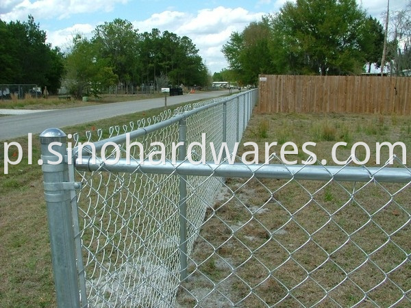 residentia lchain link fence